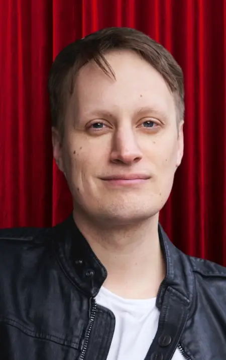 Bastian Kohn als Brian Till Jochheim Ensemble Schauspieler Theaterschiff Lübeck