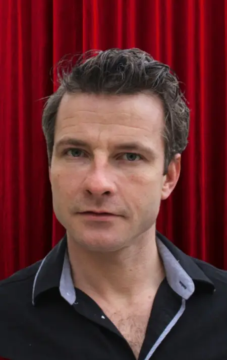 Benjamin Eichhorn als Helmut Benjamin Eichhorn Ensemble Schauspieler Theaterschiff Lübeck